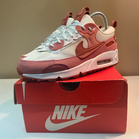 🔥 NIKE WOMEN’S AIR MAX 90 ‘FUTURA’ RED STARDUST/RUGGED ORANGE SZ 6.5 FQ8881-618 - Picture 3 of 10